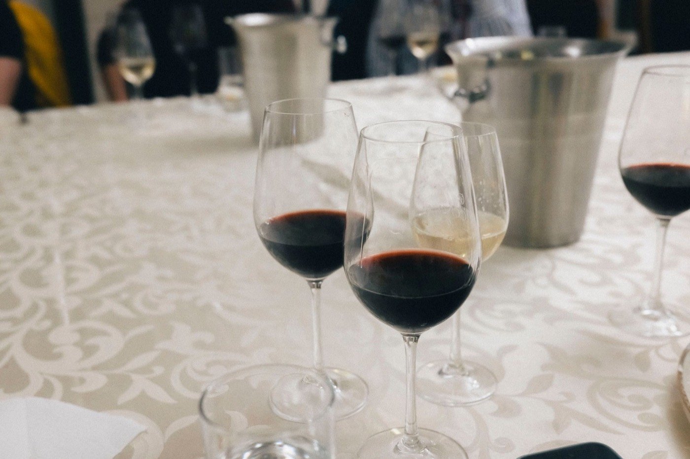Calici di rosso a tavola