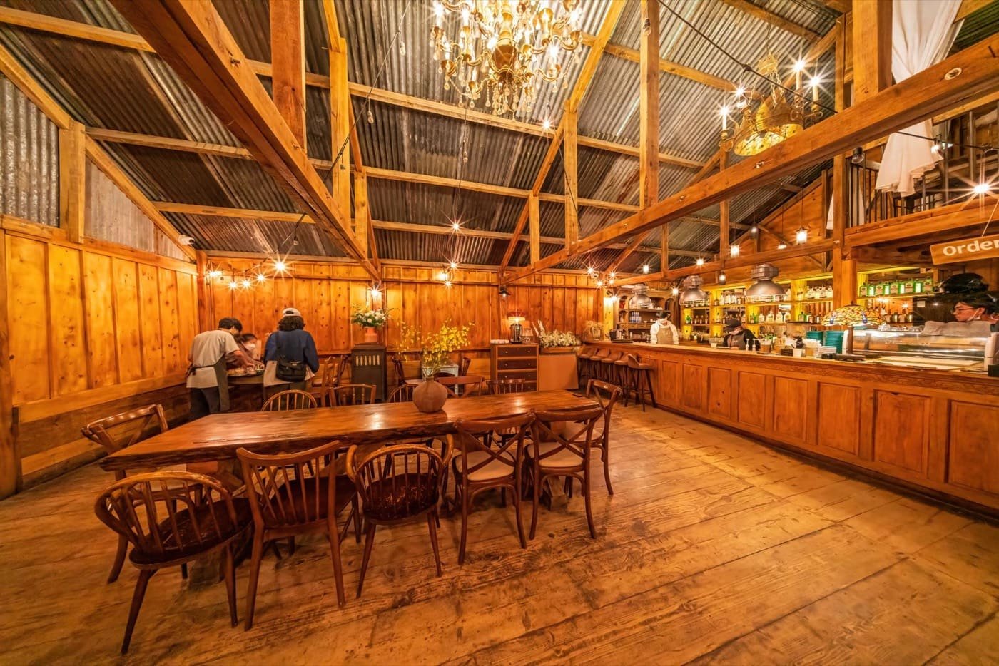 La sala, legno e luce calda
